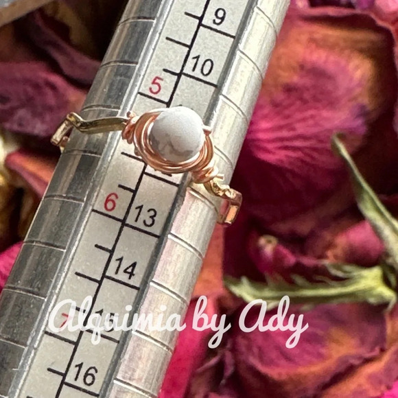 White Howlite gold handmade wire wrapped pinky ring / bohemian/western/pastel - Picture 3 of 6